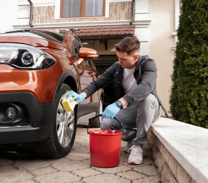 Lavage auto à domicile Saint-Benoist-sur-Vanne : professionnel intervenant sur un véhicule